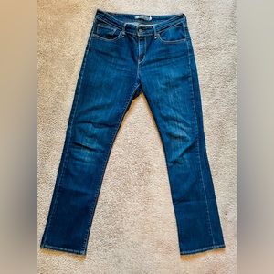 Levis demi curve straight leg top